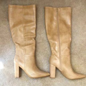 Size 8 Faux Leather Crocodile Print Boots